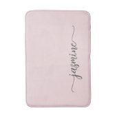 Minimalistisch Blush Pink Girl Monogram Name Scrip Badematte (Vorderseite Vertikal)