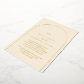 Minimalistisch Boho Cream Arch Wedding Folieneinladung (Gedreht)