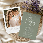 Minimalistisch Boho Sage Green Wedding Modernes Fo Einladung<br><div class="desc">Minimalistische Boho Sage Green Hochzeit Modernes Foto Einladung. Einfach personalisieren,  indem Sie jede Information ersetzen. Bitte laden Sie ein vertikales/portrait Foto hoch. Stellen Sie sicher,  dass Sie die Vorschau vor dem Hinzufügen zum Warenkorb Karo haben. (Beispiel Foto von Jonathan Borba aus Pexels)</div>