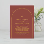 Minimalistisch Boho Terracotta Arch Wedding Folieneinladung (Stehend vorne)