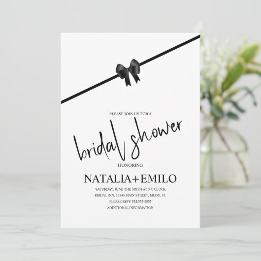 Minimalistisch Bow Schwarz-weiß Brautparty Brunch Einladung (Stehend Vorderseite)