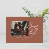 Minimalistisch Burnt Orange Calligraphy Foto Weddi Save The Date (Stehend Vorderseite)