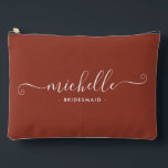 Minimalistisch Burnt Umber Personalisiert Bridesma Zubehörtasche<br><div class="desc">Mit unserem schicken, Minimalistischen Zimt Personalisierten Bridesmaid Accessoires Pouch, einem stilvollen und vielseitigen Geschenk, das Ihre Brautmädchen in Eleganz feiern soll. Dieses Accessoire ist der Inbegriff des modernen Chic, perfekt für jeden Anlass, von Bräunungsvorschlägen bis zu Brautpartys. Dieses schlichte Design besticht durch eine Zimtfarbe, die raffiniert wirkt. Seine Einfachheit und...</div>
