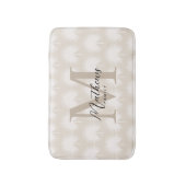 Minimalistisch Chic Beige Anahaw Leaf Script Monog Badematte (Vorderseite Vertikal)