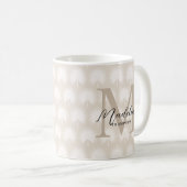 Minimalistisch Chic Beige Anahaw Leaf Script Monog Kaffeetasse (VorderseiteRechts)