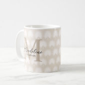 Minimalistisch Chic Beige Anahaw Leaf Script Monog Kaffeetasse (Vorderseite Links)