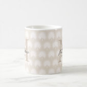 Minimalistisch Chic Beige Anahaw Leaf Script Monog Kaffeetasse (Mittel)