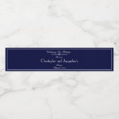 Minimalistisch Chic Script Elegant Navy Blue Weddi Wasserflaschenetikett (Einzelnes Label)