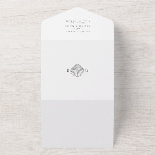 Minimalistisch Clam Seashell Monogram Wedding All In One Einladung (Außenbereich)