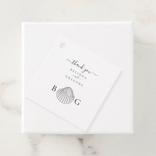 Minimalistisch Clam Seashell Monogram Wedding Geschenkanhänger (Beispiel)