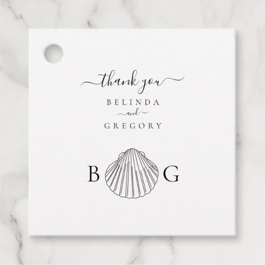 Minimalistisch Clam Seashell Monogram Wedding Geschenkanhänger (Vorderseite)