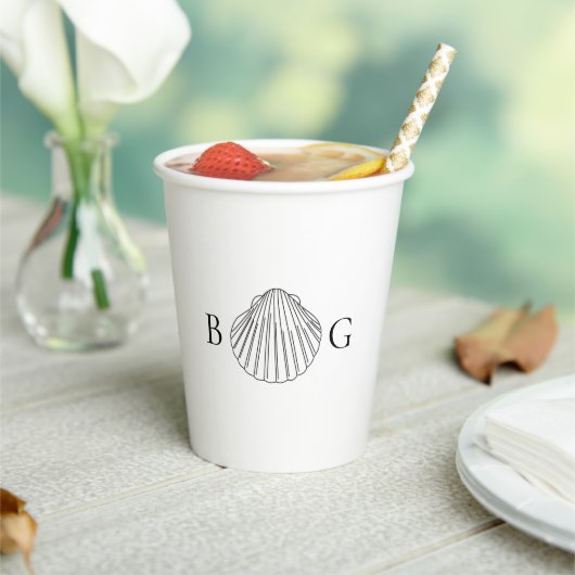 Minimalistisch Clam Seashell Monogram Wedding Pappbecher (In Situ)