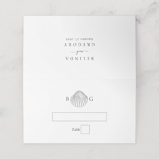 Minimalistisch Clam Seashell Monogram Wedding Platzkarte (Außenseite Aufgefaltet)