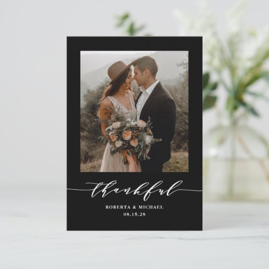 Minimalistisch-dankbare Script-Hochzeit Dankeskarte (Stehend Vorderseite)