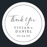 Minimalistisch Dankeschön Gastgeschenk Hochzeit Au Runder Aufkleber<br><div class="desc">Diese minimalistischen Dankeschön-Aufkleber für die Gastgeschenk Hochzeit sind perfekt für einen einfachen Hochzeitsempfang. Das moderne romantische Design besticht durch klassische schwarz-weiße Typografie gepaart mit einer rustikalen und eleganten Kalligraphie mit Vintagem handgeschriebenem Stil. Anpassbar in jeder Farbe. Behalt das Design einfach und elegant, wie es ist, oder personalisiere es durch Hinzufügen...</div>