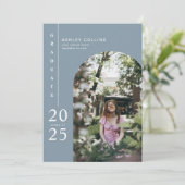 Minimalistisch Dusty Blue Arch Foto Graduation Par Einladung (Stehend Vorderseite)