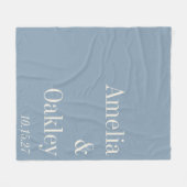 Minimalistisch Dusty Blue Elegante Hochzeit nach M Fleecedecke (Vorderseite (Horizontal))