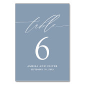 Minimalistisch Dusty Blue Script Tischnummer Card (Vorderseite)