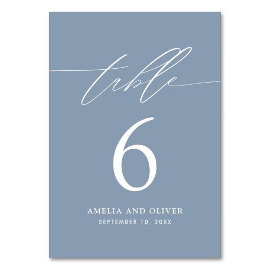 Minimalistisch Dusty Blue Script Tischnummer Card (Vorderseite)