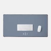 Minimalistisch Dusty Blue Two Monogram Office Schreibtischunterlage (Tastatur & Maus)