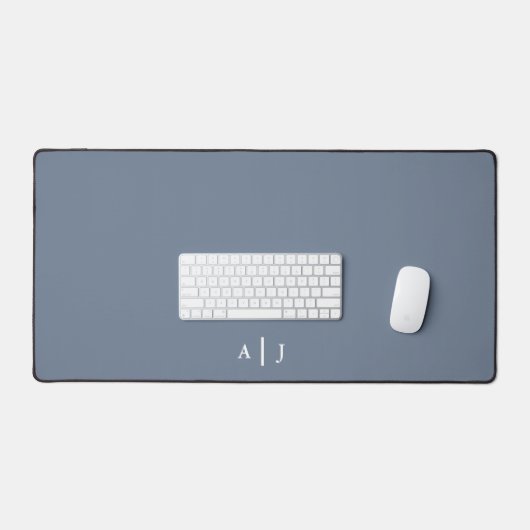 Minimalistisch Dusty Blue Two Monogram Office Schreibtischunterlage (Tastatur & Maus)