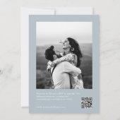 Minimalistisch Dusty Blue We Do QR Code Foto Weddi Einladung (Rückseite)