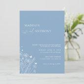 Minimalistisch Dusty Blue Wildblume Wedding Einladung (Stehend Vorderseite)