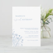 Minimalistisch Dusty Blue Wildblume Wedding Einladung (Stehend Vorderseite)