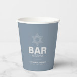 Minimalistisch Elegant Formal Blue Bar Mitzvah Pappbecher<br><div class="desc">Diese minimalistisch-eleganten,  formalen blauen Bar mitzvah Papiertassen sind perfekt für eine einfache religiöse Feier. Die Gestaltung eines wunderschönen Schriftartes in einem weißen,  blauen Hintergrund,  um Ihre Veranstaltung zu ergänzen.</div>