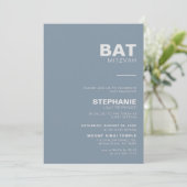 Minimalistisch Elegant Formal Blue Bat Mitzvah Einladung (Stehend Vorderseite)