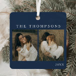 Minimalistisch Elegant Simple 4 Foto Blue Christma Ornament Aus Metall<br><div class="desc">Feiern Sie diese Urlaubssaison mit dem Minimalistischen Elegant Simple 4 Foto Blue Christmas Metal Ornament, einem personalisierten, bruchsicheren Sake, der perfekt zum Teilen Ihrer Lieblings-Erinnerungen geeignet ist. Dieses moderne Ornament mit Platz für vier Fotos in doppelseitigem Design verbindet Eleganz mit Praxisnähe. Die tiefblaue Kulisse und das minimalistische Layout lassen Ihre...</div>