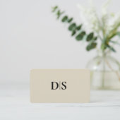 Minimalistisch elegante beige Monogramm-Initiale Visitenkarte (Stehend Vorderseite)