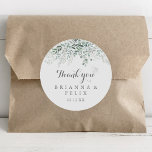 Minimalistisch Eukalyptus Vielen Dank Gastgeschenk Runder Aufkleber<br><div class="desc">Dieser minimalistische Eukalyptus danke Ihnen Gastgeschenk Hochzeit klassischen Rundaufkleber ist perfekt für eine rustikale Hochzeit. Das Design zeichnet sich durch Aquarellfarben elegante grüne Eukalyptus-Blätter aus. Machen Sie den Aufkleber mit Ihren eigenen Namen, der Veranstaltung (falls zutreffend) und dem Datum versehen. Diese Aufkleber können einen Hochzeitsempfang, Brautparty oder jede Veranstaltung ergänzen!...</div>