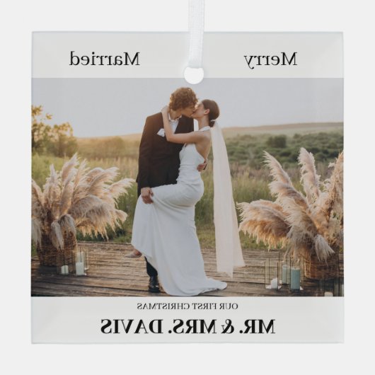 Minimalistisch frohe und Verheiratetes Foto erste Ornament Aus Glas (Rückseite)