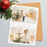 Minimalistisch frohe Weihnachten Moderne 2 Fotos<br><div class="desc">Diese minimalistisch-moderne Urlaubskarte verfügt über ein großes persönliches Foto-Layout auf der Karte. Das rosa und weiße Kartendesign sagt "Frohe Weihnachten" in eleganter,  trendiger,  handgeschriebener Schriftzeichen-Typografie und Familienname in einem klassischen Serif-Schriftart.</div>