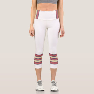 Minimalistisch, Fünf Retro-Streifen, Text auf Weiß Capri Leggings