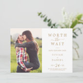 Minimalistisch Gold Worth Warte Covid Wedding Foto Save The Date (Stehend Vorderseite)