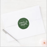 Minimalistisch Green Merry & Bright Christmas Runder Aufkleber<br><div class="desc">Minimalistischer Green Merry & Bright Christmas Classic Round Sticker. In diesem Look geht es um Minimalismus mit tiefgründigen, üppigen Grüntönen, die von der Natur inspiriert sind. Denken Sie an einfache Tannenzweige, weiche Kiefernnadeln und Funken von Misteloe - jedes Element, das sorgfältig ausgewählt wurde, um ein Gefühl von Ruhe und natürlicher...</div>