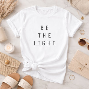 Minimalistisch ist der helle Text weiß T-Shirt