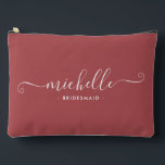 Minimalistisch Light Maroon Personalisiert Bridesm Zubehörtasche<br><div class="desc">Mit unserem schicken, Minimalistischen Lichtmaroon Personalisierten Bridesmaid Accessoires-Pouch, einem stilvollen und vielseitigen Geschenk, das Ihre Brautjungfrauen in Eleganz feiern soll. Dieses Accessoire ist der Inbegriff des modernen Chic, perfekt für jeden Anlass, von Bräunungsvorschlägen bis zu Brautpartys. Dieses schlichte Design besticht durch eine helle Marontöne, die raffiniert wirkt. Seine Einfachheit und...</div>