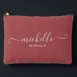 Minimalistisch Light Maroon Personalisiert Bridesm Zubehörtasche<br><div class="desc">Mit unserem schicken, Minimalistischen Lichtmaroon Personalisierten Bridesmaid Accessoires-Pouch, einem stilvollen und vielseitigen Geschenk, das Ihre Brautjungfrauen in Eleganz feiern soll. Dieses Accessoire ist der Inbegriff des modernen Chic, perfekt für jeden Anlass, von Bräunungsvorschlägen bis zu Brautpartys. Dieses schlichte Design besticht durch eine helle Marontöne, die raffiniert wirkt. Seine Einfachheit und...</div>