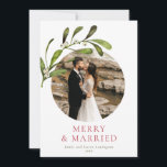 Minimalistisch Mistletoe Merry & Verheiratetes Fot Feiertagskarte<br><div class="desc">Eine moderne,  minimalistische Urlaubskarte,  die als verheiratetes Ehepaar Ihr erstes Weihnachtsfest feiert. Das Design hat Ihr Lieblings-Foto in einer kreisförmigen Blende mit einem Aquarellarm von mistletoe verziert. Personalisieren Sie die Überschrift und melden Sie sich in rot und dunkelgrün an. Auf der anderen Seite ist ein Muster von Aquarellmücken Äste.</div>