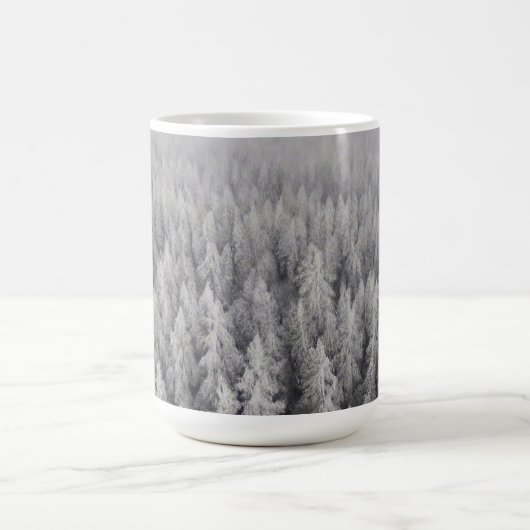 Minimalistisch Misty Winter Forest Coffee Latte Ta Kaffeetasse (Mittel)