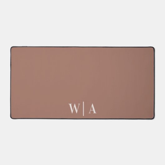 Minimalistisch Mocha Mousse Beige Preppy Monogram Schreibtischunterlage (Vorderseite)