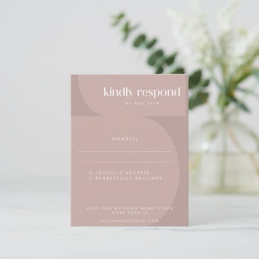 Minimalistisch Modern Geometric Dusty Mauve Weddin RSVP Karte (Stehend Vorderseite)