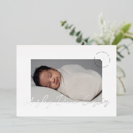 Minimalistisch + Modern Script Foil Birth Ankündig Folieneinladung (Stehend vorne)