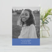 Minimalistisch Modern Simple Blue Foto Abschluss Ankündigung (Stehend Vorderseite)