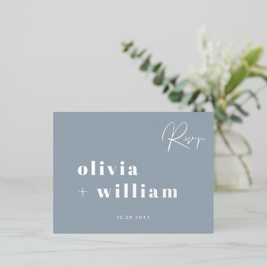 Minimalistisch Moderne Elegant Dusty Blue Silver U Folie Einladungspostkarte (Stehend vorne)