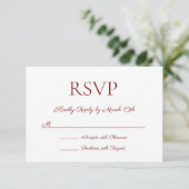 Minimalistisch Moderne Elegante Deep Red Wedding RSVP Karte (Stehend Vorderseite)