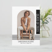 Minimalistisch Moderne Klasse 2023 Abschluss Black Einladung (Stehend Vorderseite)